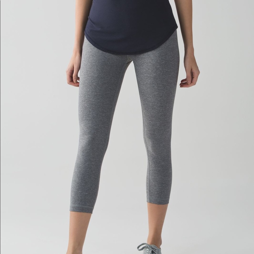 SALE! 🍋 LULULEMON || Heathered Slate Crops Size 4